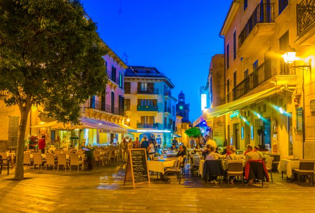 Imatge nocturna d'una plaça d'Alcúdia